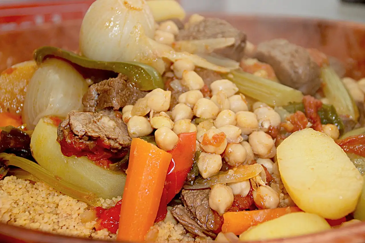 Couscous met kip en rozijnen en groenten