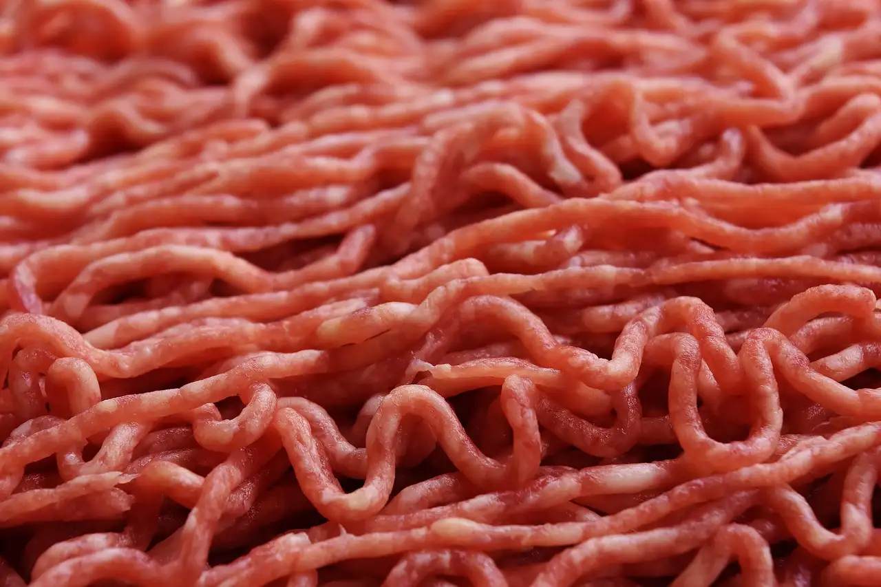 Pastasaus maken met gehakt en groenten